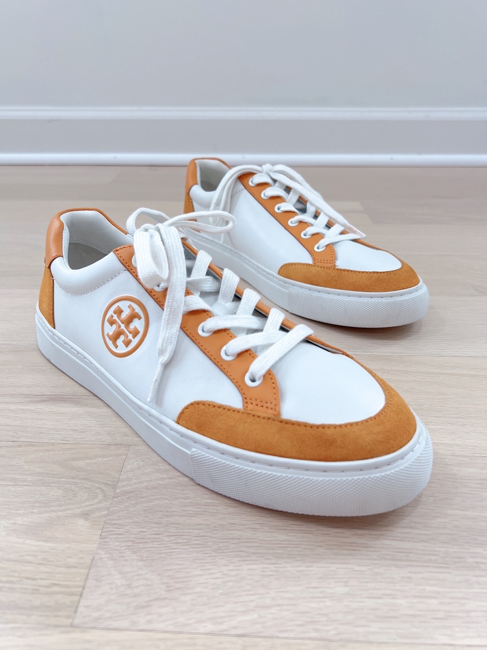 Tory Burch Color Block T Logo Leather Sneakers White Orange Women’s US 10.5 NWT - Picture 4 of 12